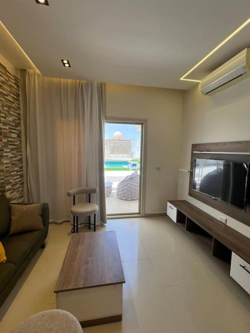 Small lovely cheerful apartment close to El Gouna