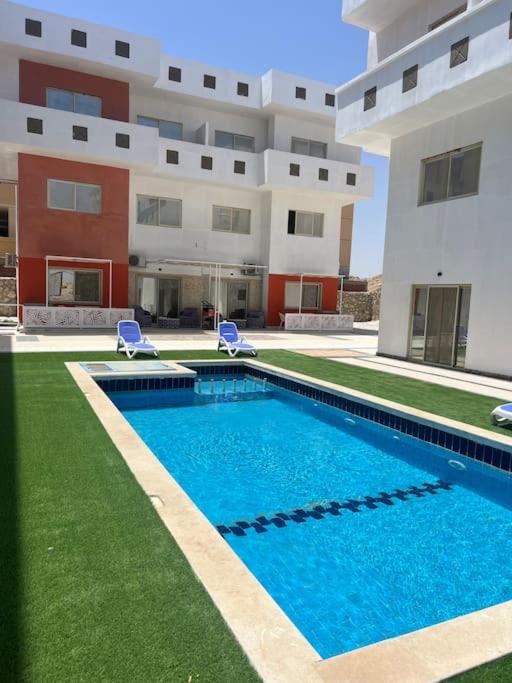 Small lovely cheerful apartment close to El Gouna