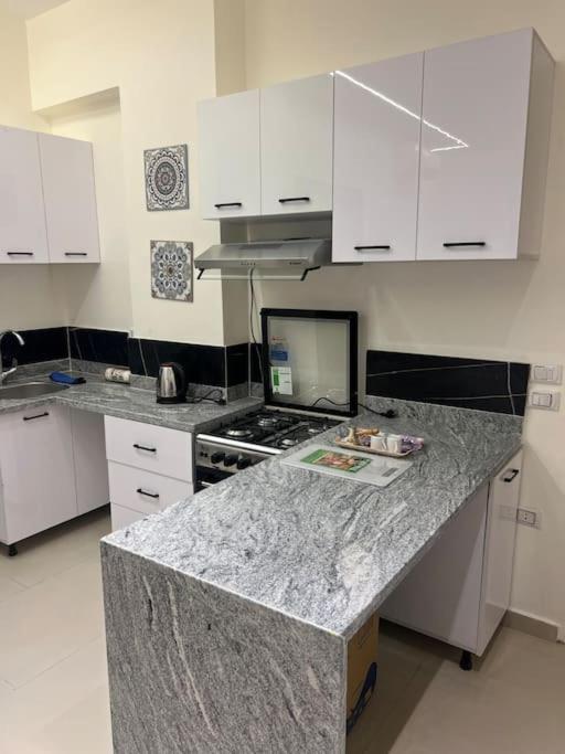 Small lovely cheerful apartment close to El Gouna