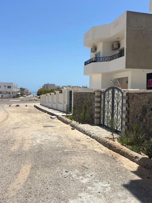 Small lovely cheerful apartment close to El Gouna