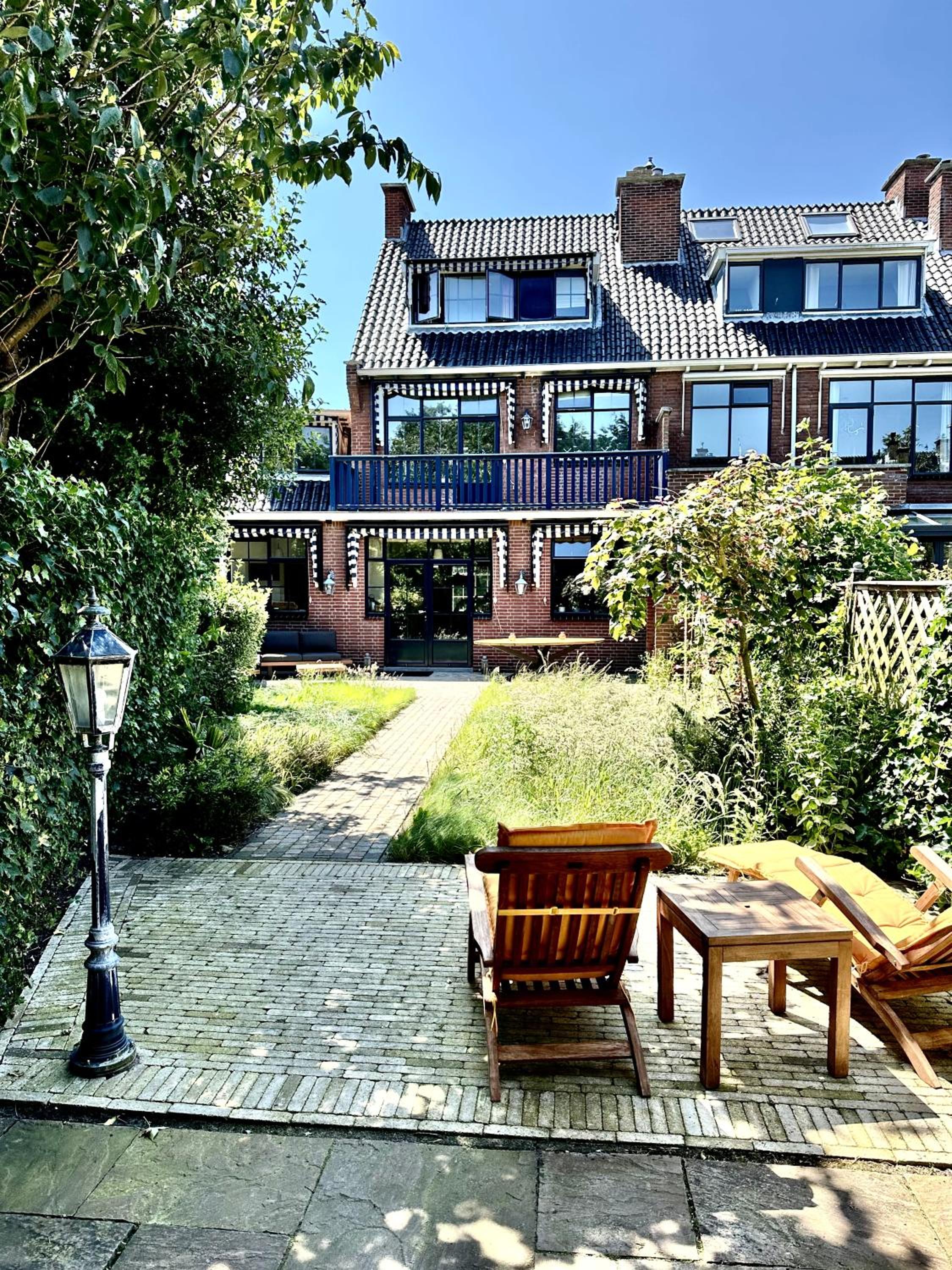 Luxury home in quiet neighbourhood near beach view 2