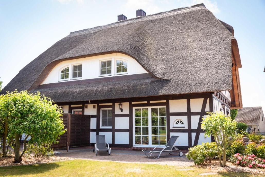 Reethus-am-Hafen Reetdachhaus Hafenblick mit Garten und Blick aufs Wasser
