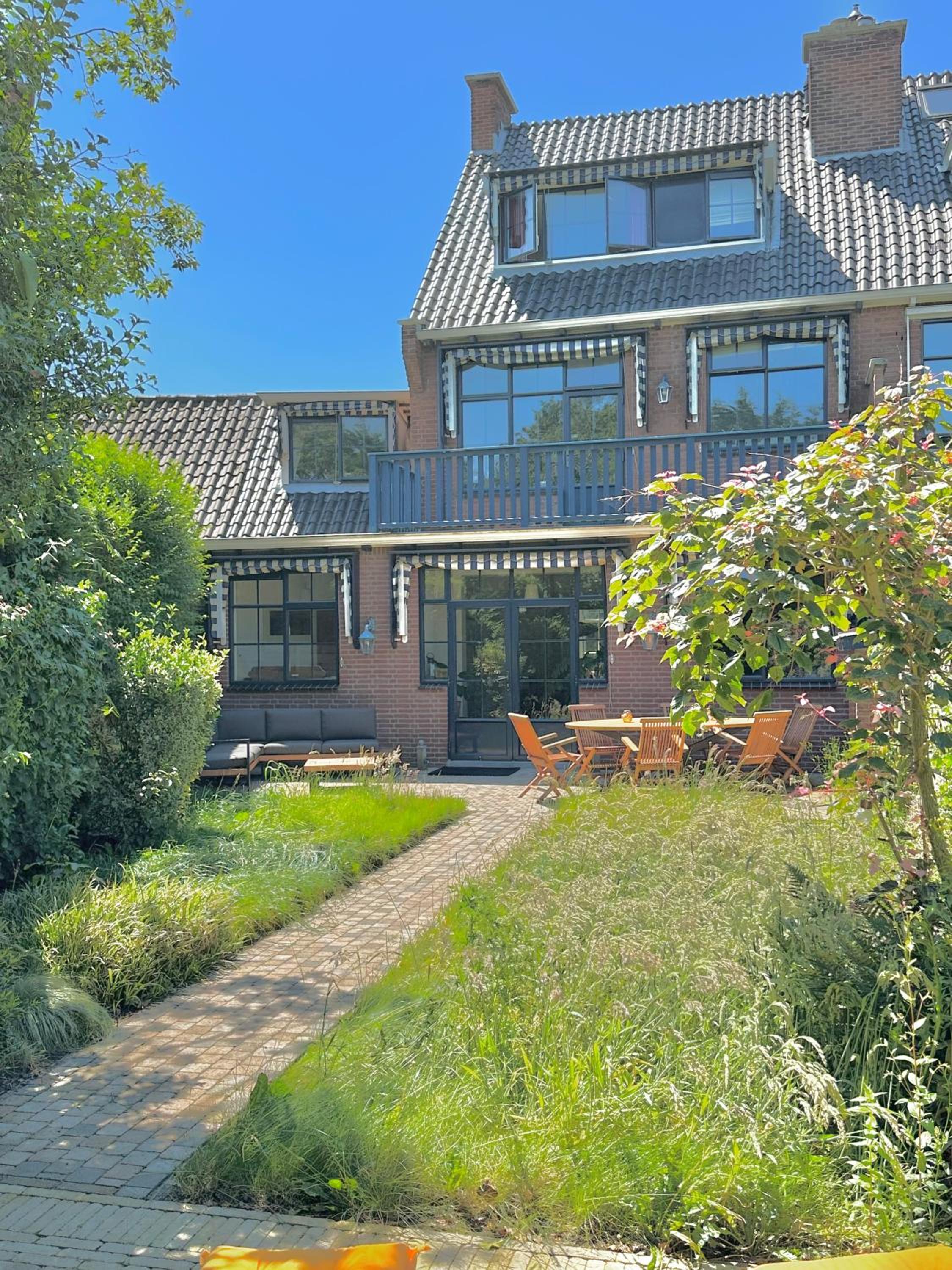 Luxury home in quiet neighbourhood near beach view 3