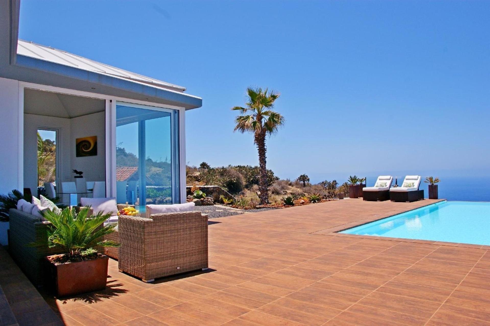 Moderne Architekten-Villa mit Infinity-Pool und Meerblick