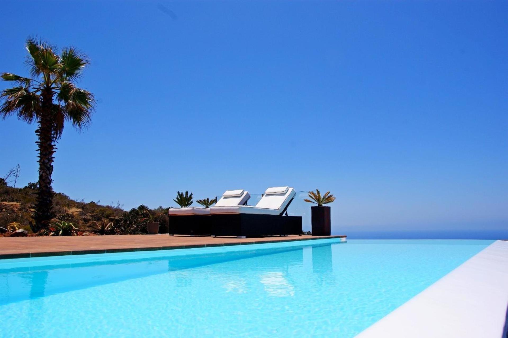 Moderne Architekten-Villa mit Infinity-Pool und Meerblick