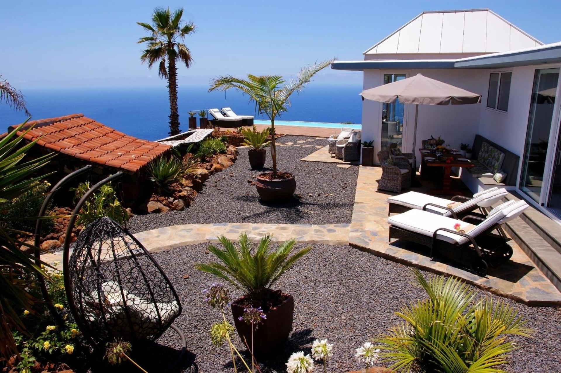Moderne Architekten-Villa mit Infinity-Pool und Meerblick