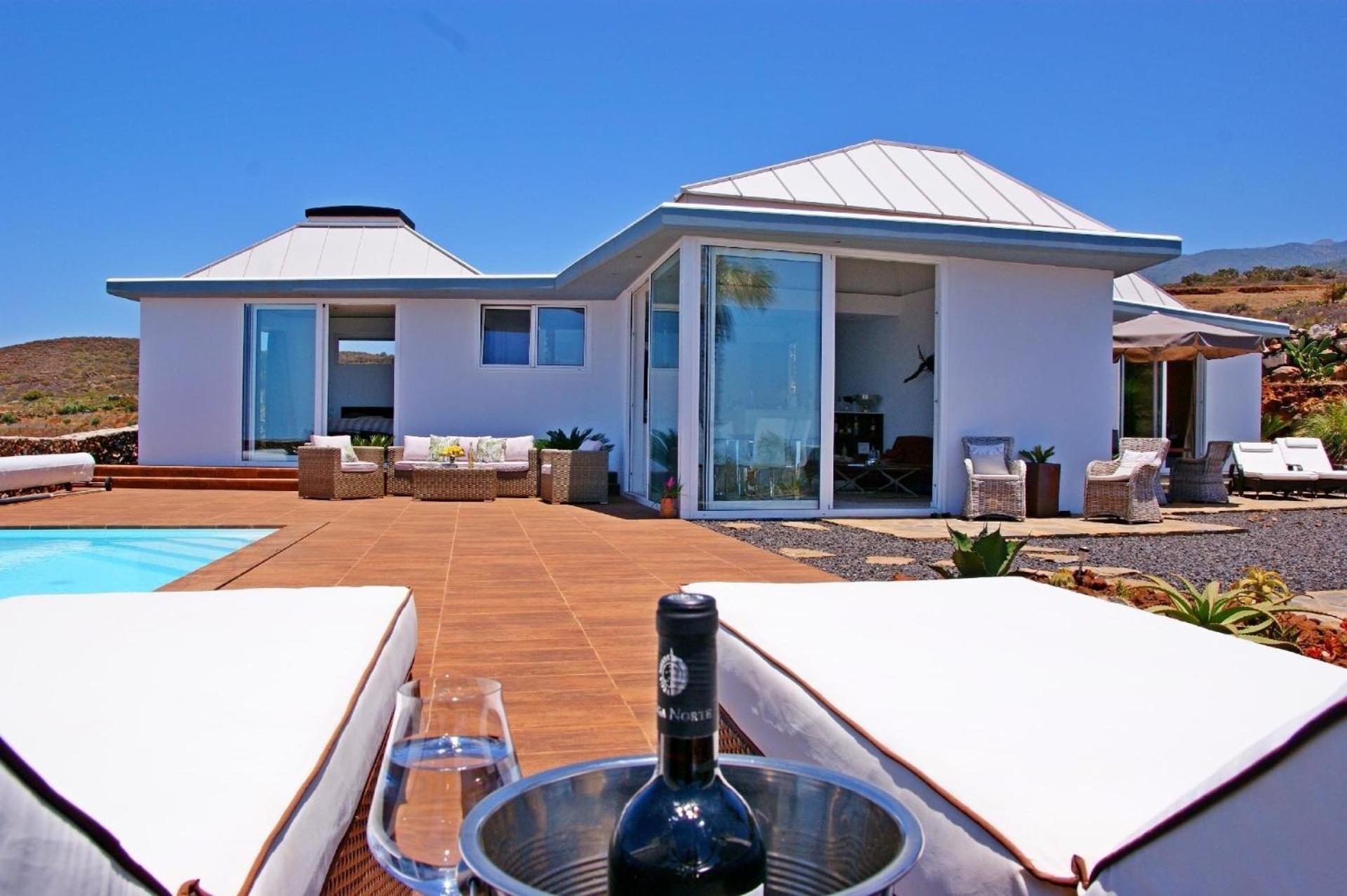 Moderne Architekten-Villa mit Infinity-Pool und Meerblick
