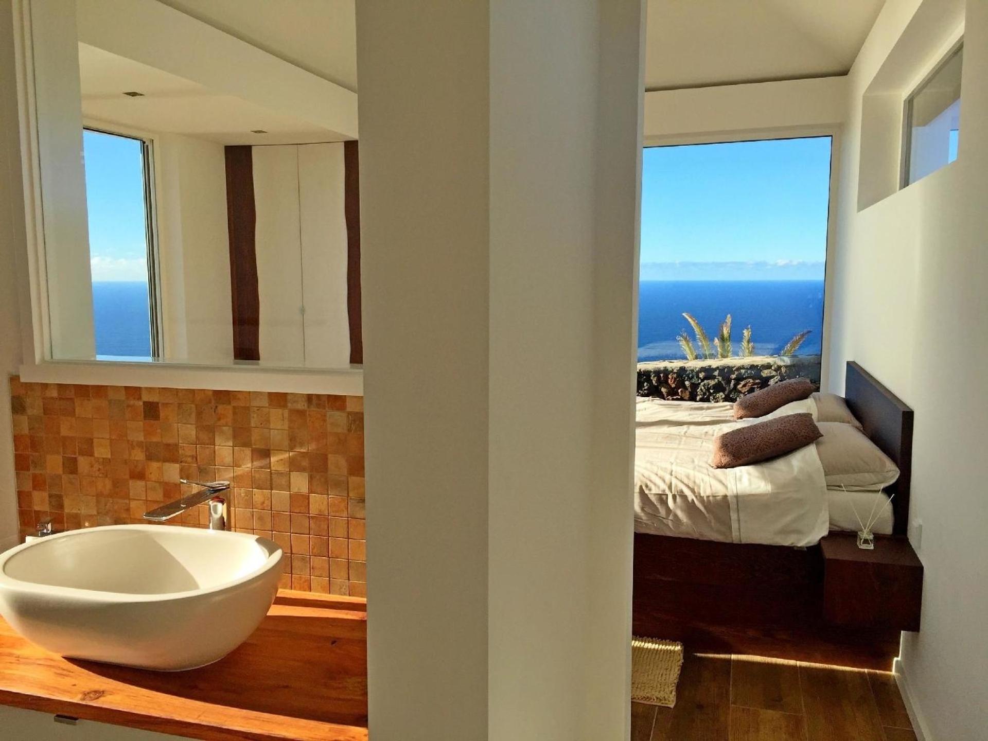 Moderne Architekten-Villa mit Infinity-Pool und Meerblick