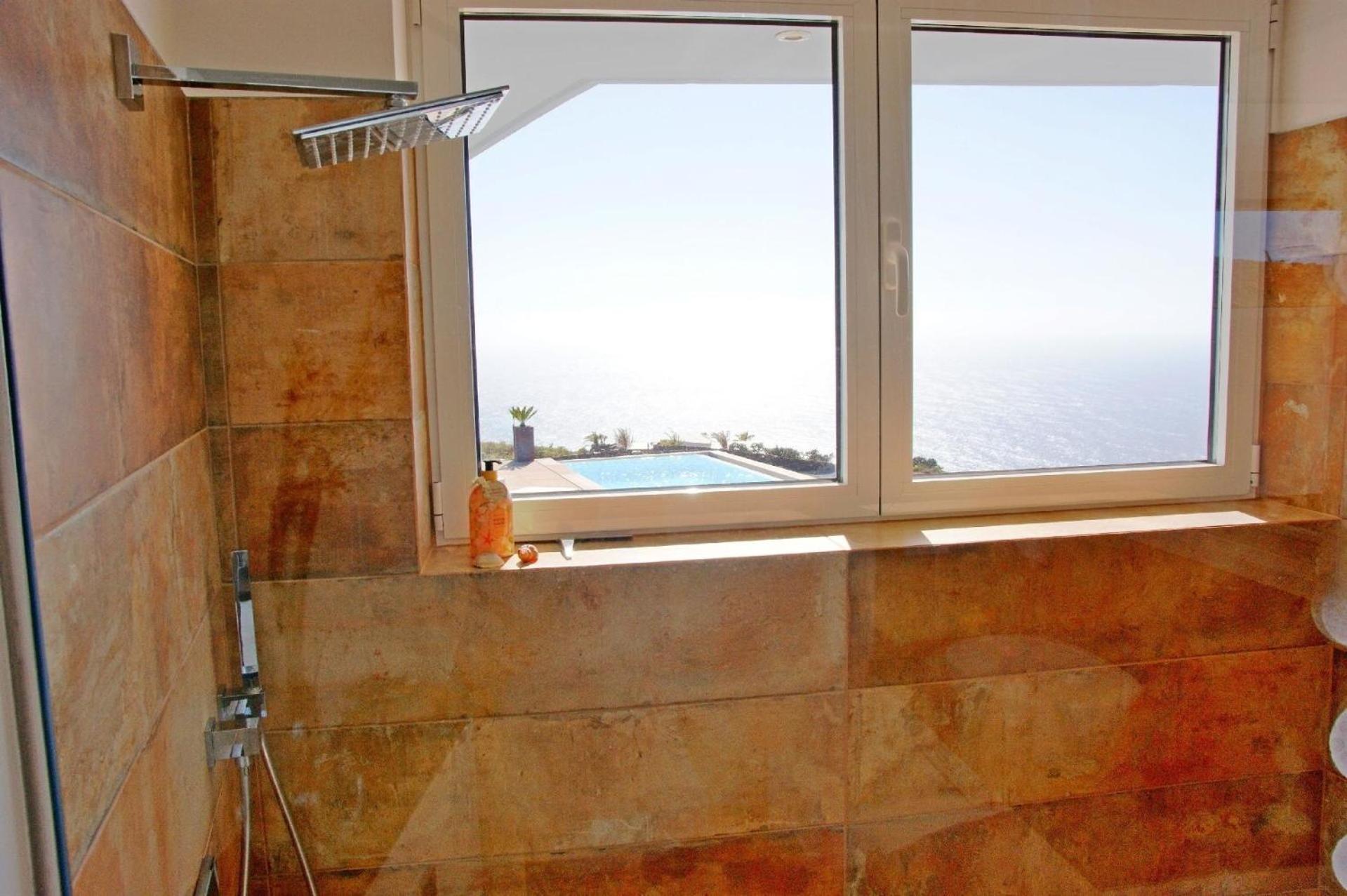 Moderne Architekten-Villa mit Infinity-Pool und Meerblick