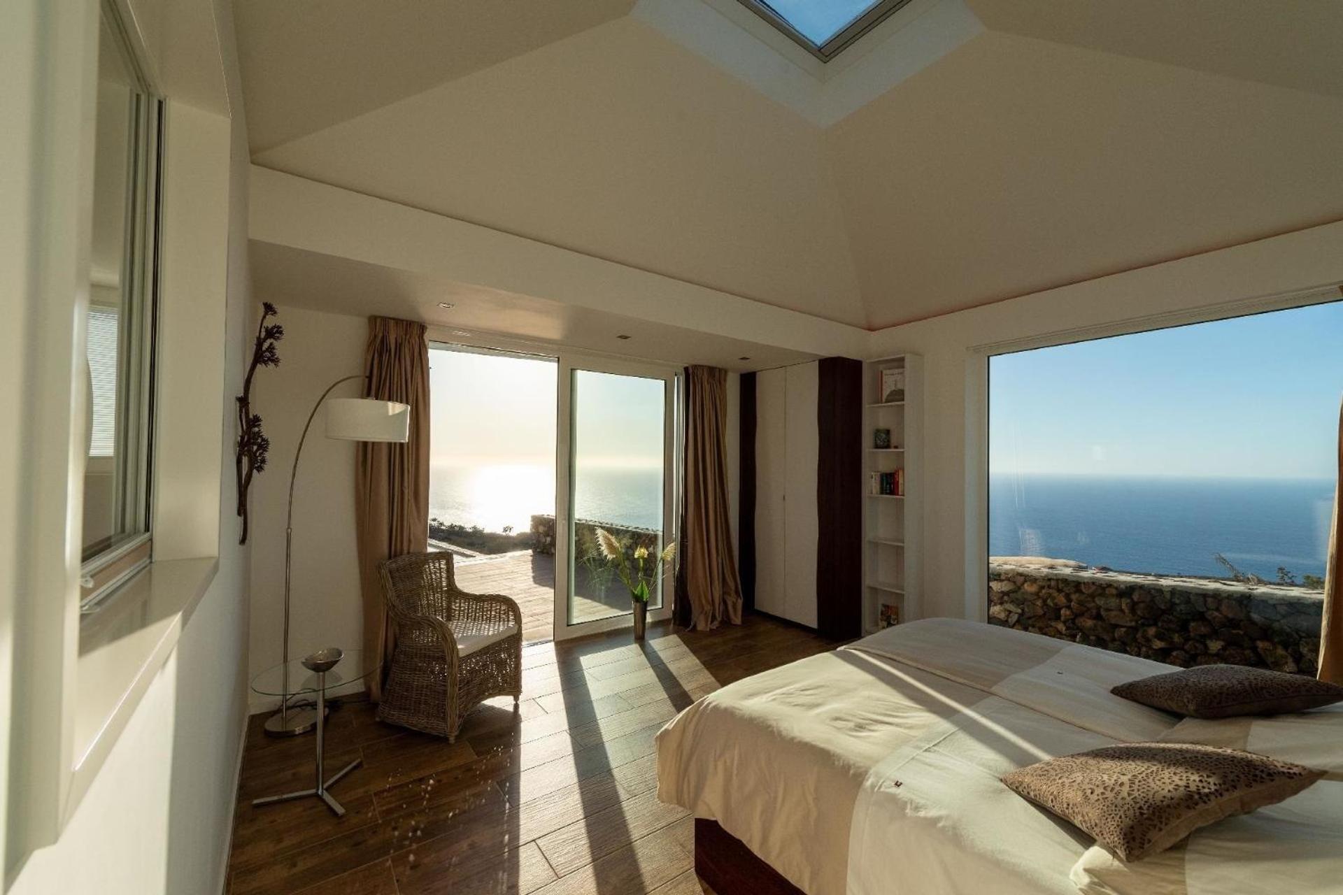 Moderne Architekten-Villa mit Infinity-Pool und Meerblick