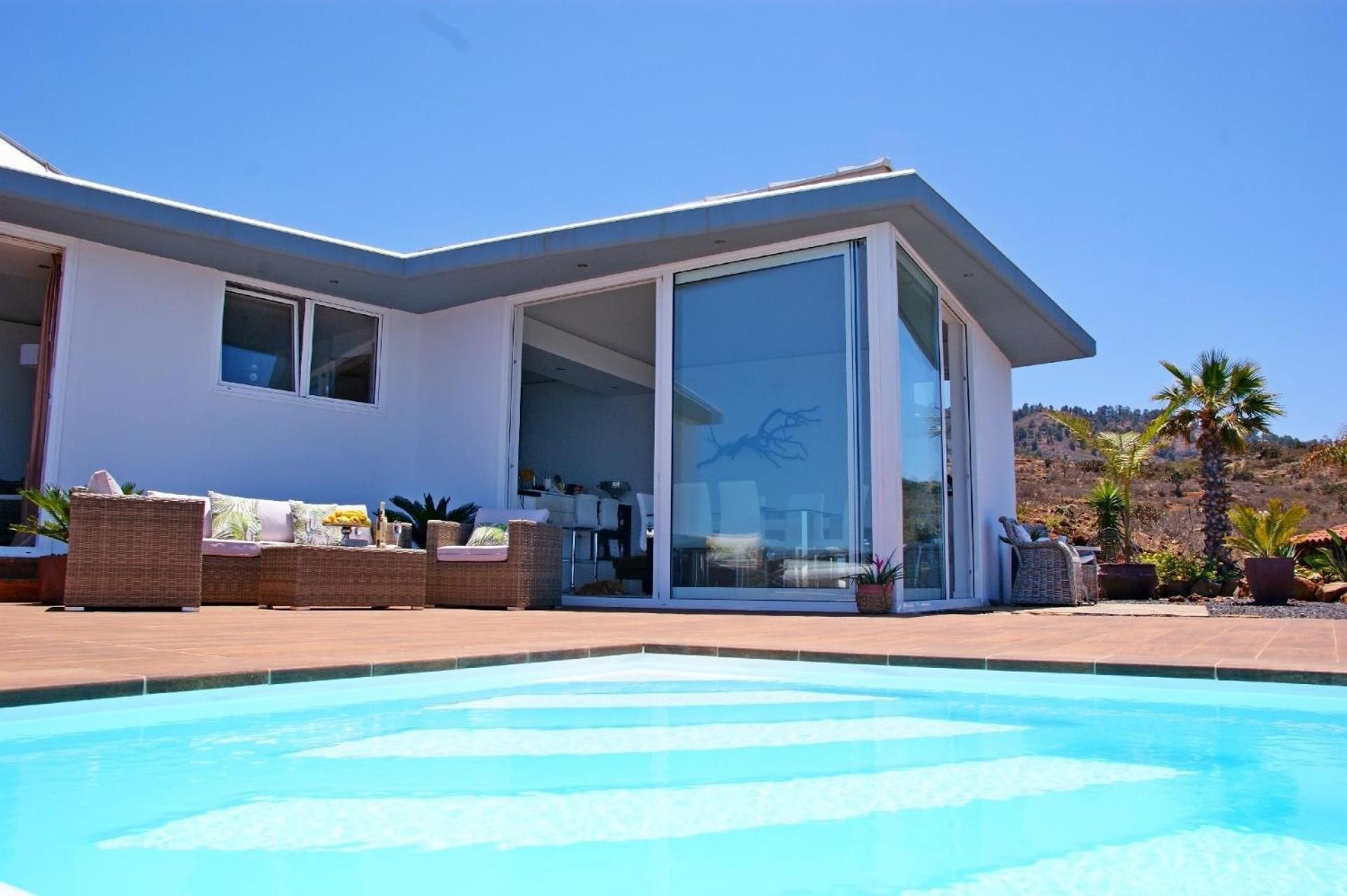 Moderne Architekten-Villa mit Infinity-Pool und Meerblick