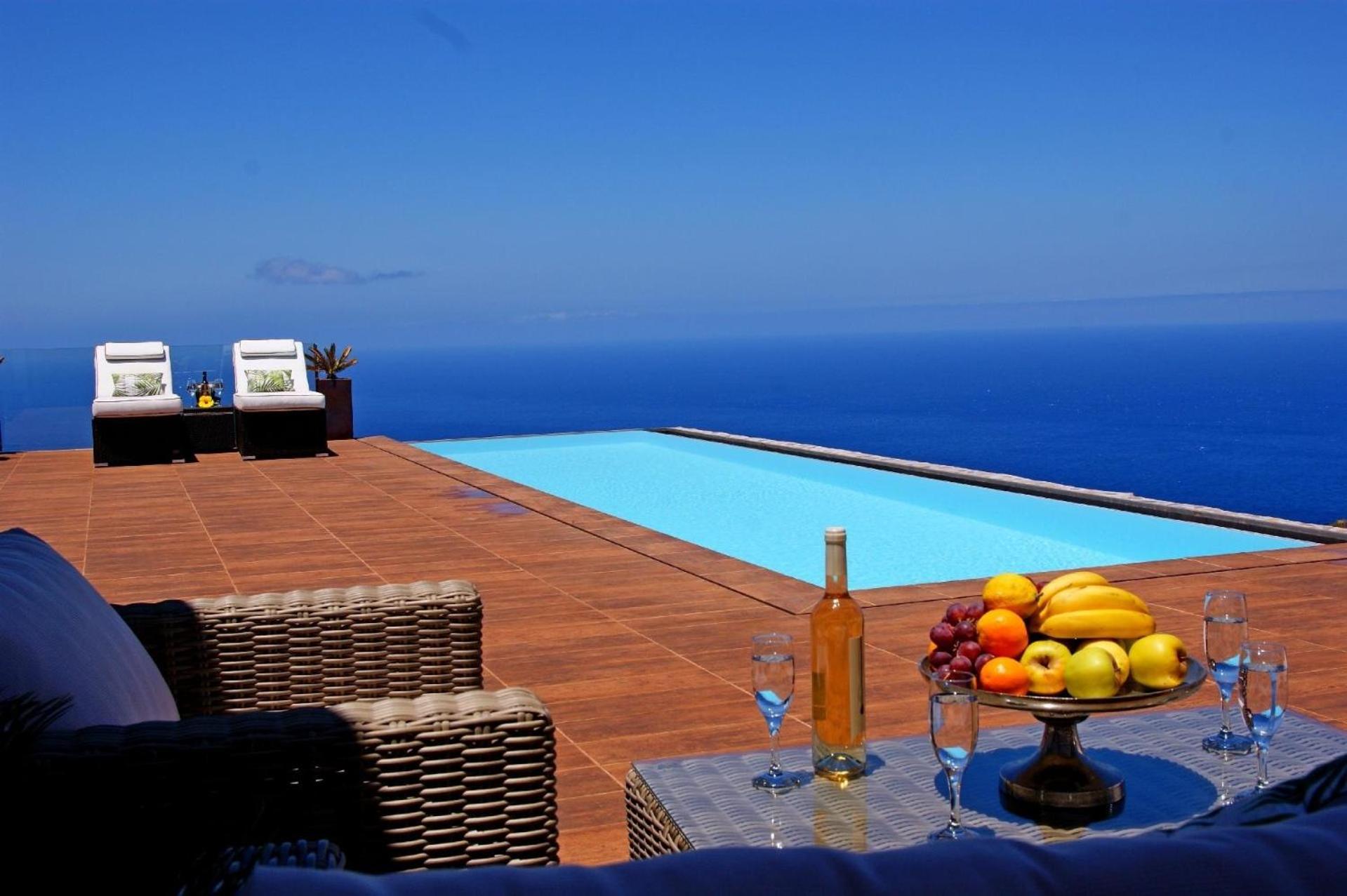 Moderne Architekten-Villa mit Infinity-Pool und Meerblick