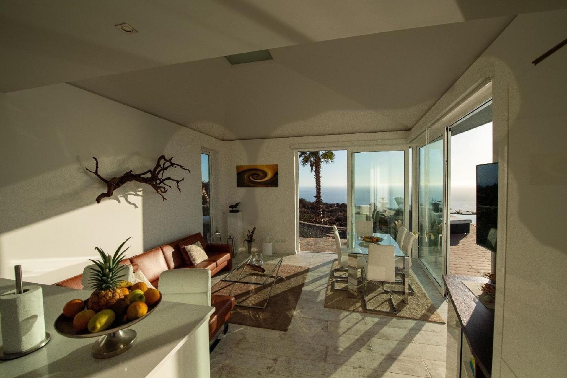 Moderne Architekten-Villa mit Infinity-Pool und Meerblick