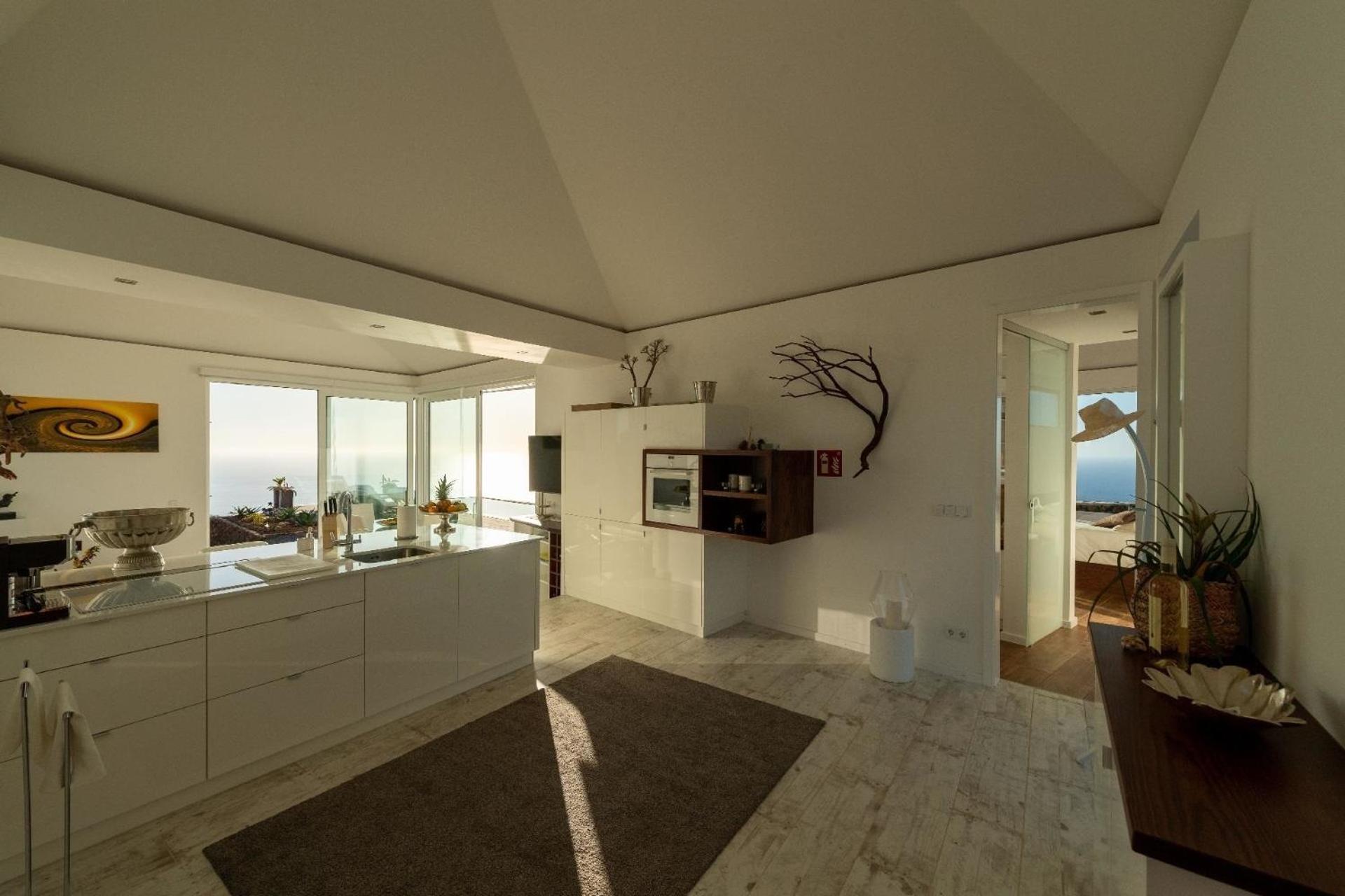 Moderne Architekten-Villa mit Infinity-Pool und Meerblick