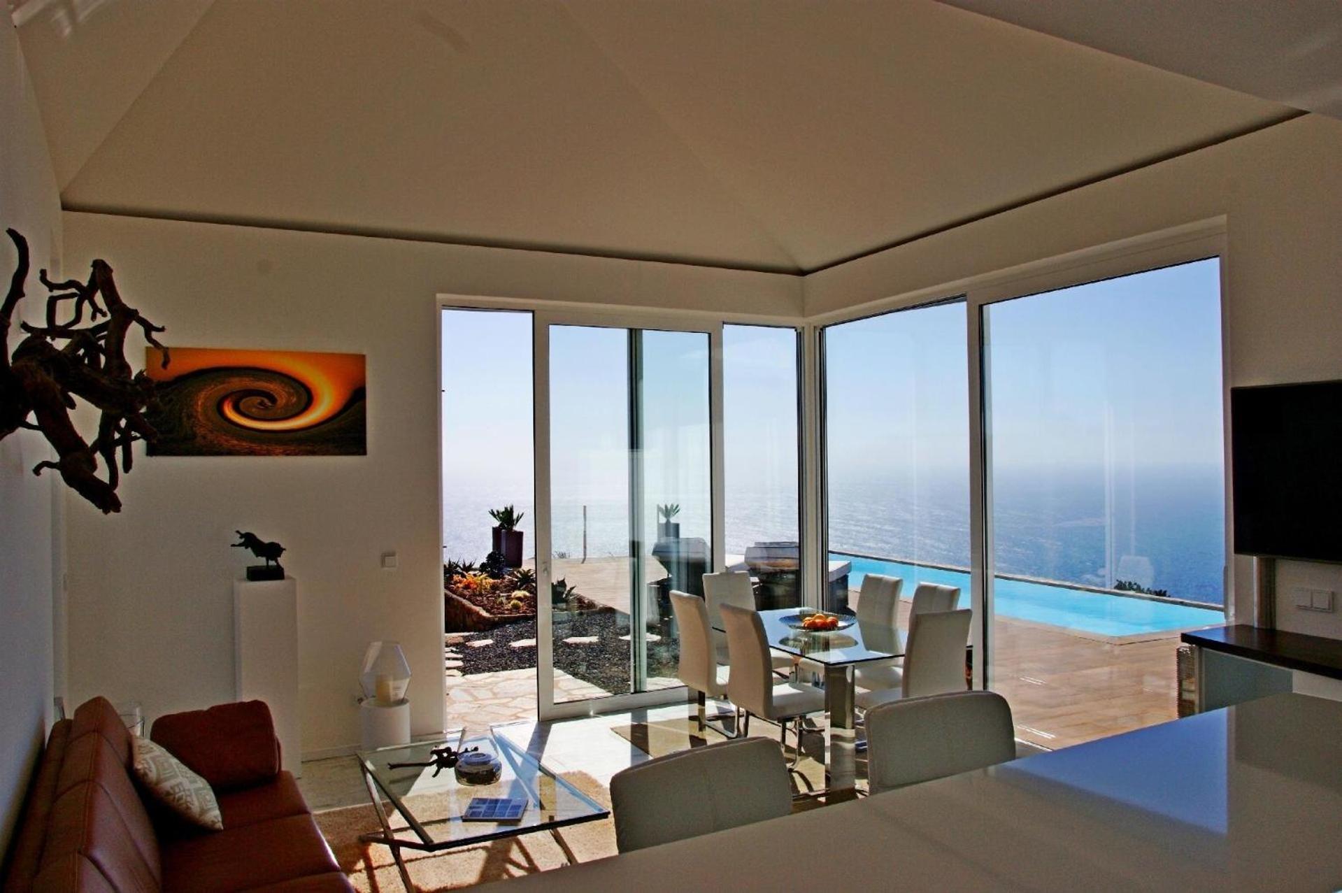 Moderne Architekten-Villa mit Infinity-Pool und Meerblick