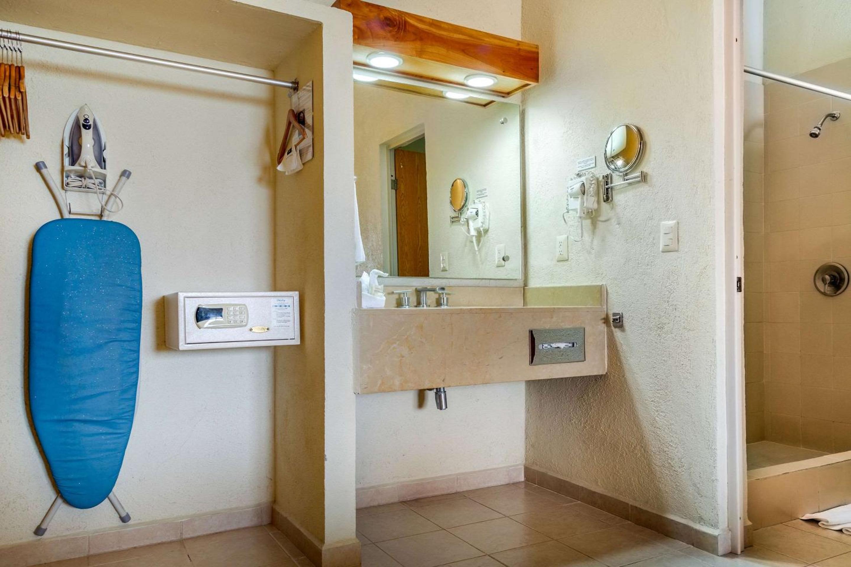 Comfort Inn Puerto Vallarta Golfside & Marina