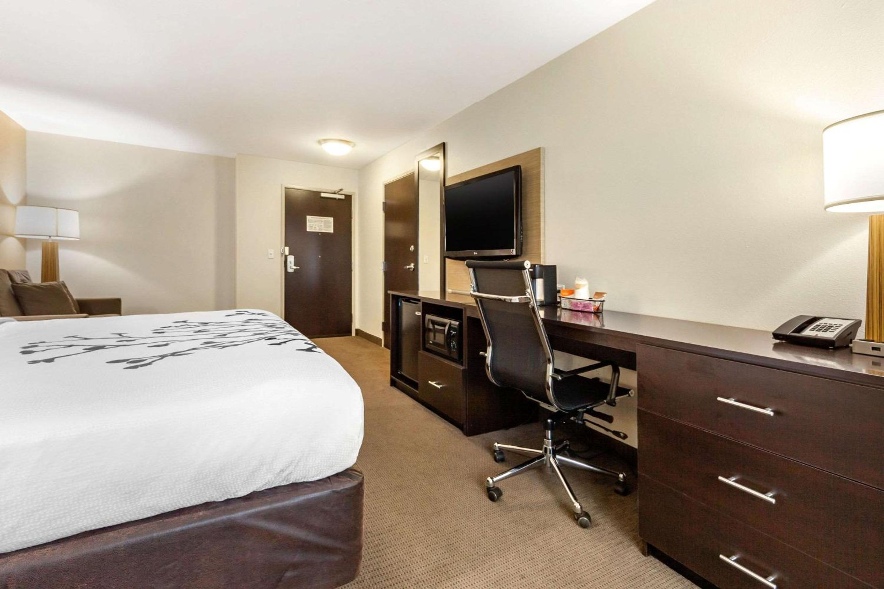 Grand Forks Vacations - Sleep Inn  Suites Grand Forks Near Alerus Center - Property Image 10