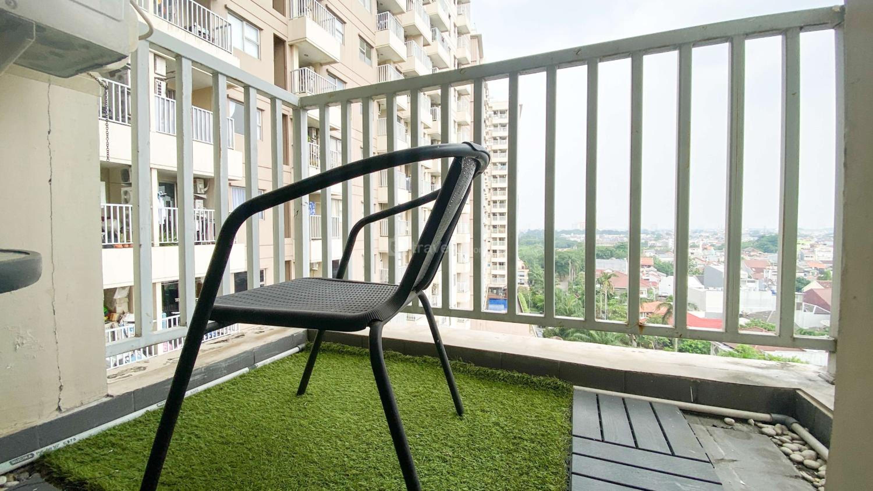 Minimalist and Cozy Living 1BR Belmont Residence Puri Apartment By Travelio