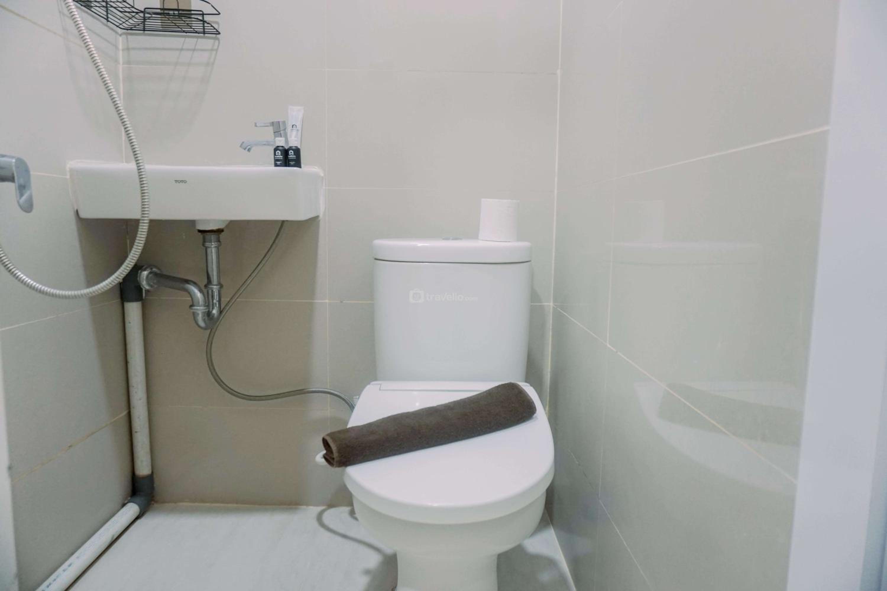 Cozy Stay Studio (No Kitchen) Apartment at B Residence By Travelio view 3