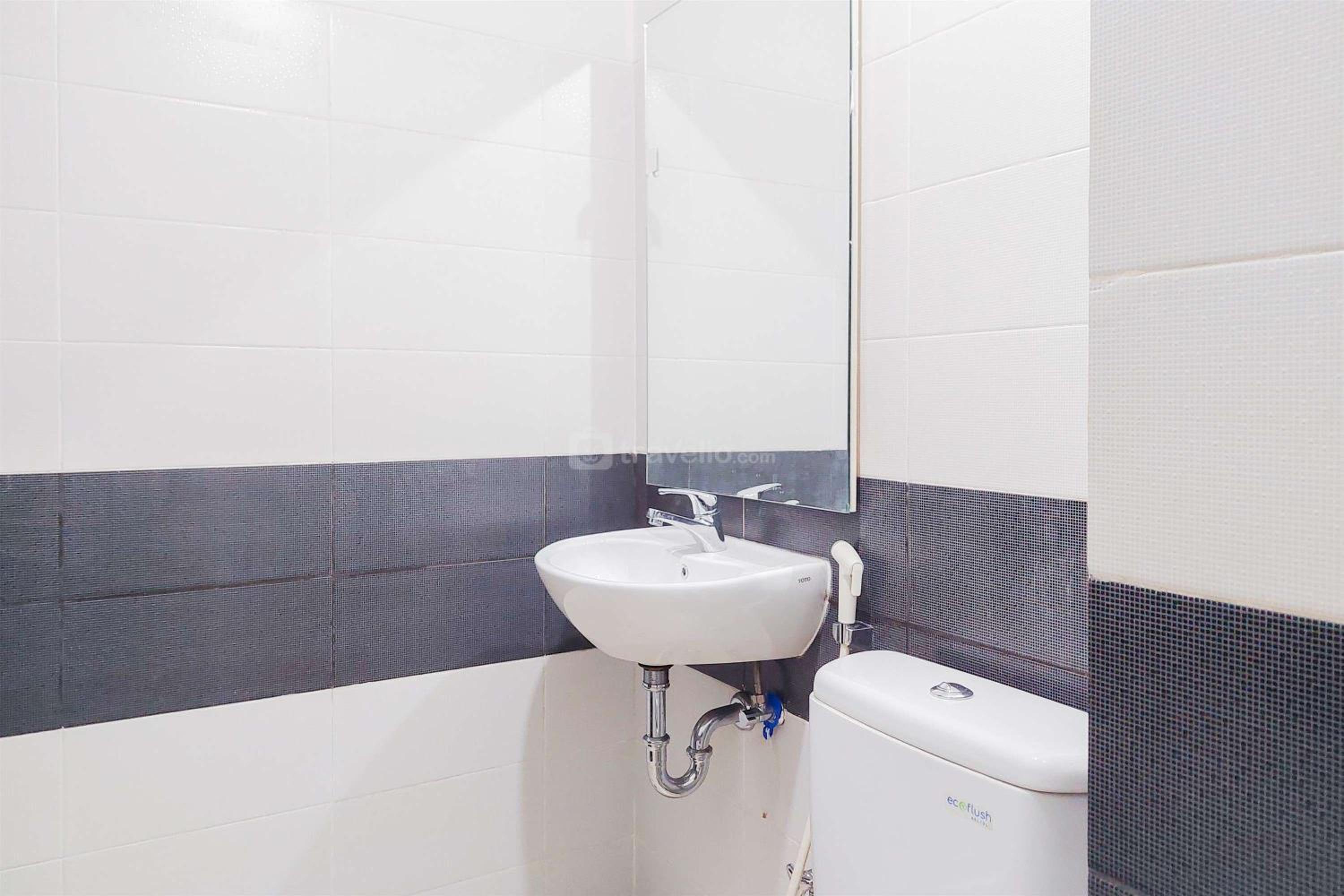 Good and Clean Studio Apartment Scientia Residence By Travelio view 4