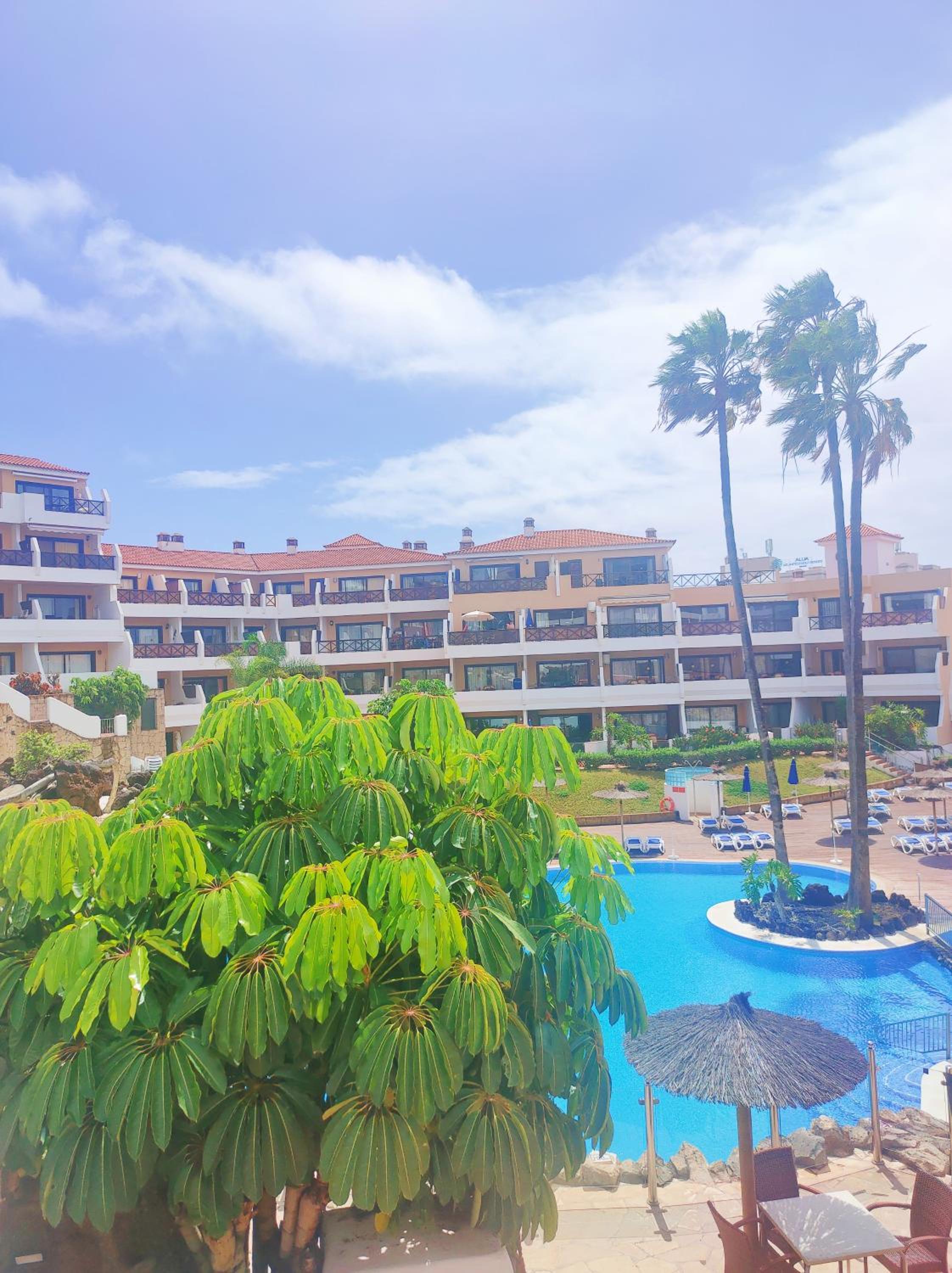 Moderno y luminoso ático con vistas y piscina
