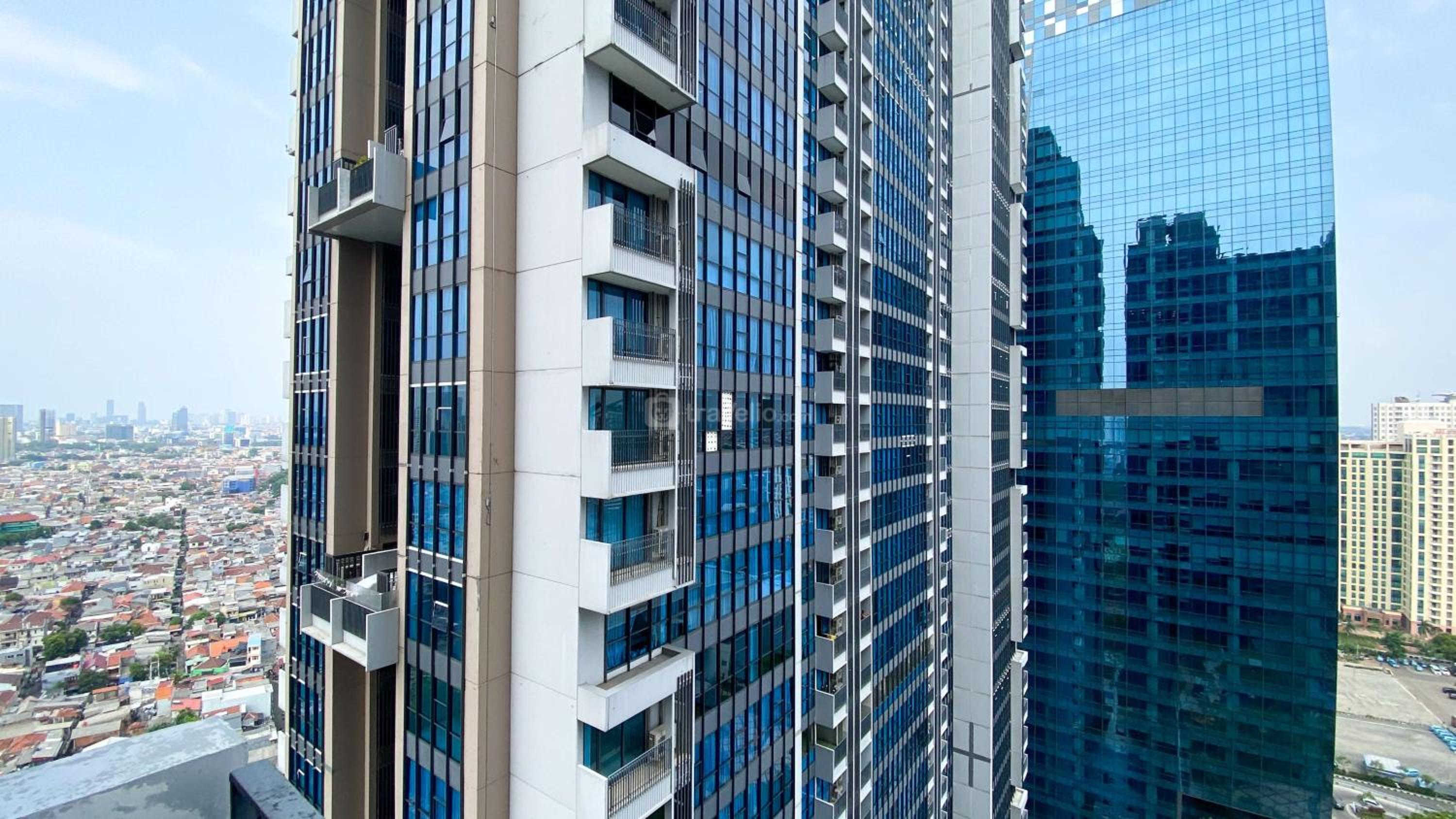 Best Spacious and Nice 3BR at 28th Floor Casa Grande Apartment By Travelio view 4