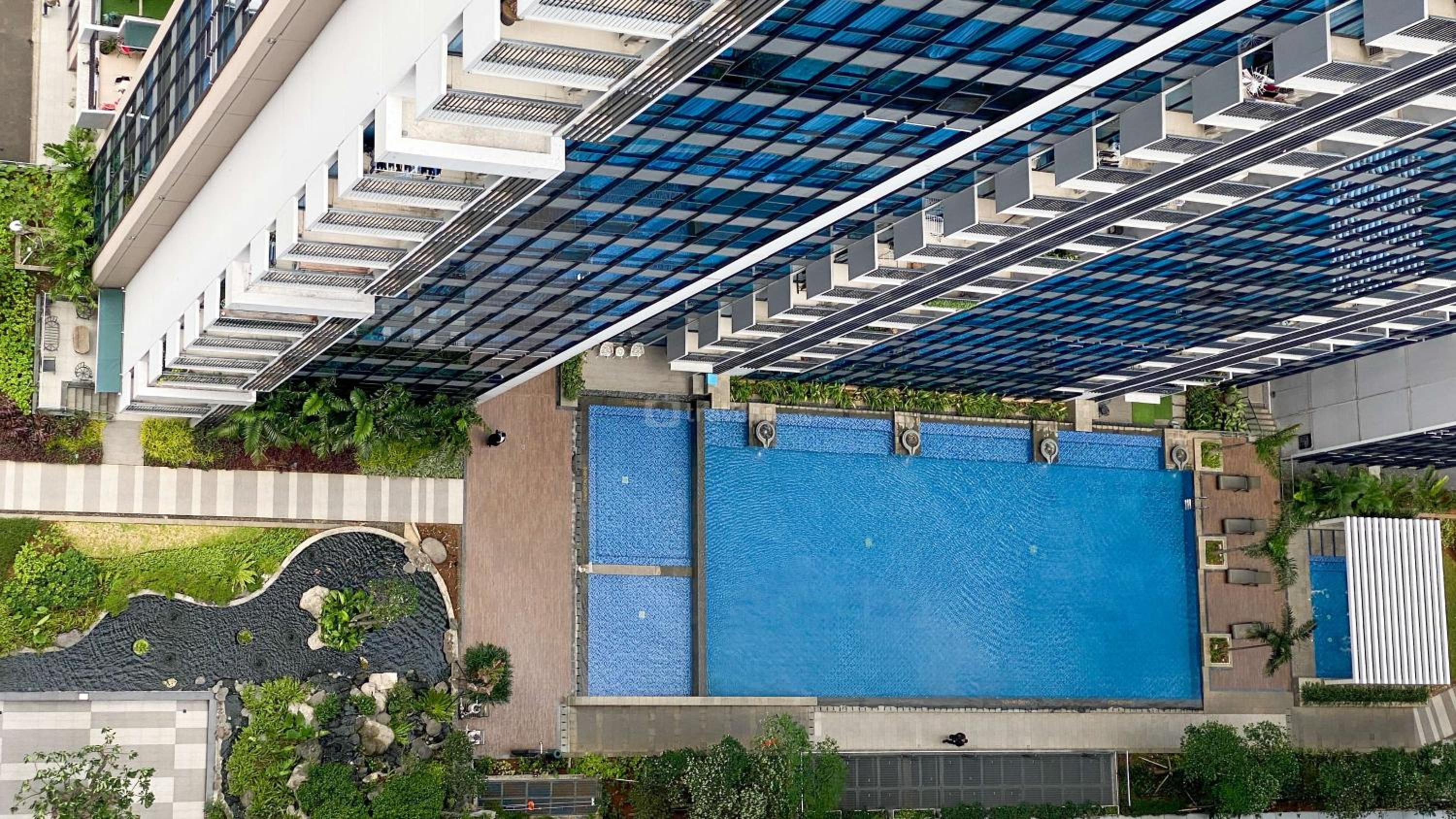 Best Spacious and Nice 3BR at 28th Floor Casa Grande Apartment By Travelio view 5