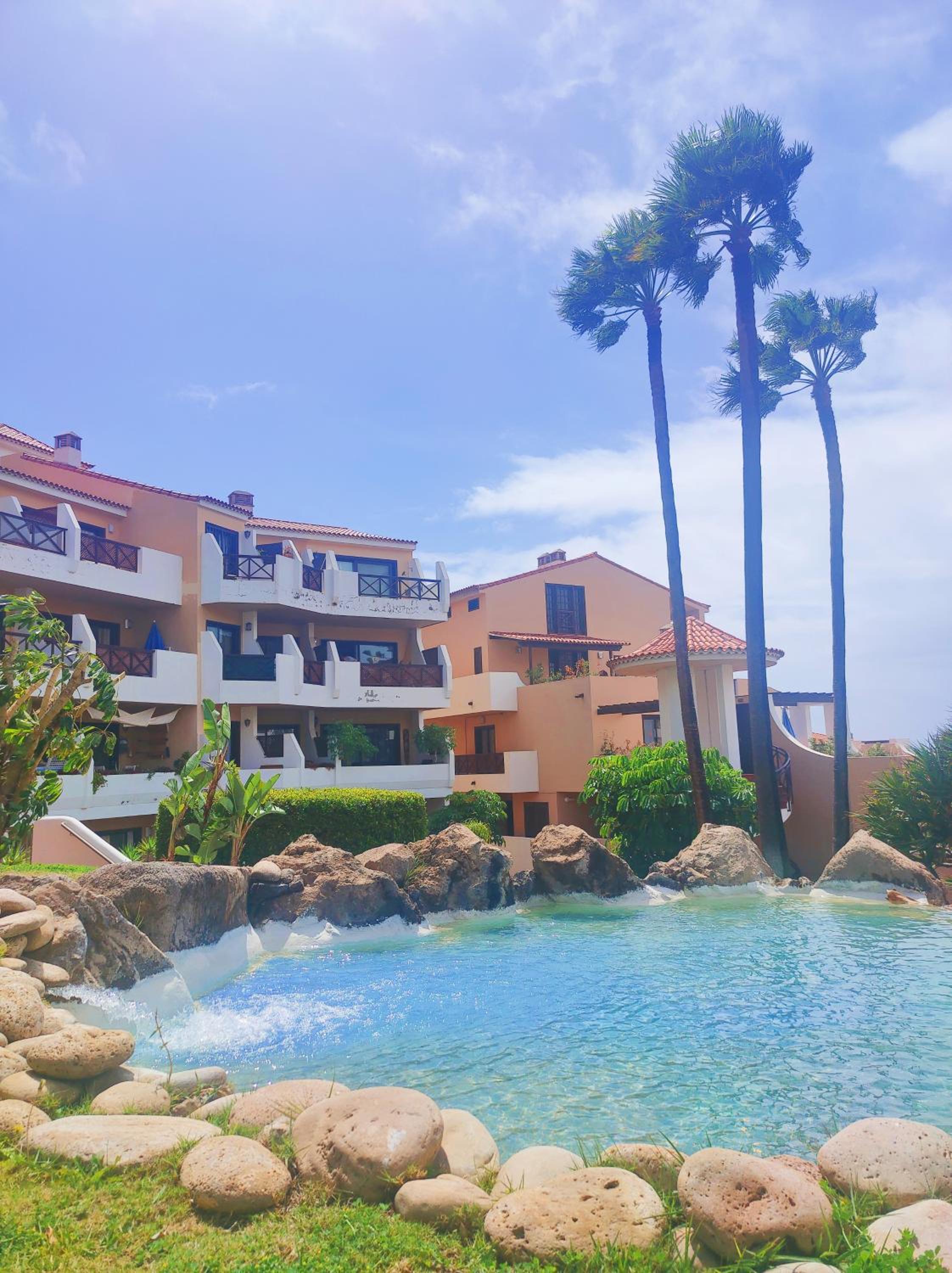 Moderno y luminoso ático con vistas y piscina