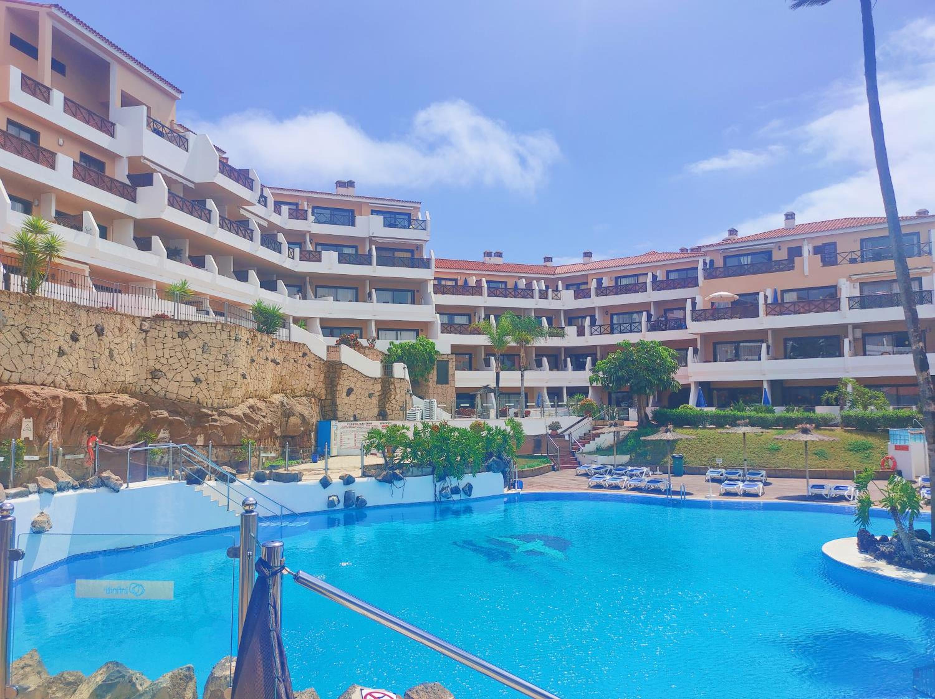 Moderno y luminoso ático con vistas y piscina
