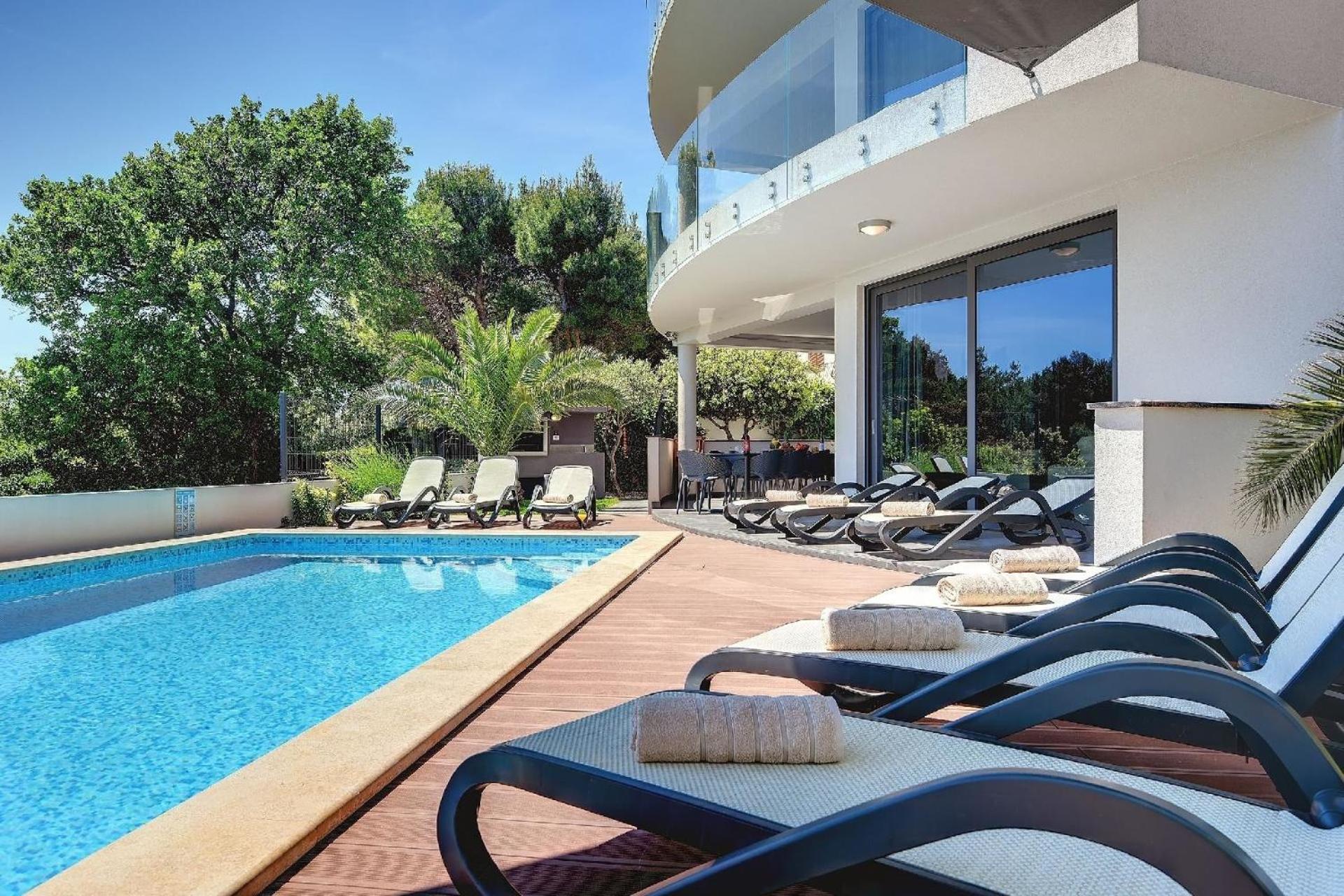 Luxusvilla Sunrise Premantur mit Pool