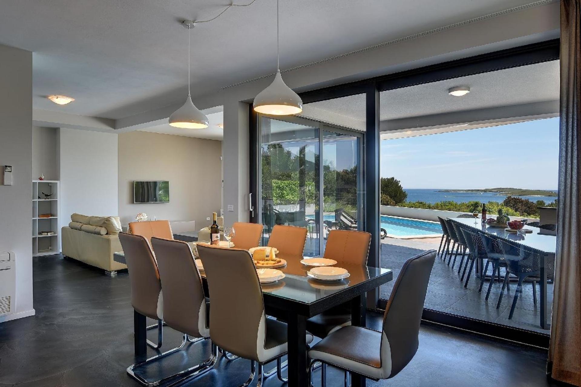 Luxusvilla Sunrise Premantur mit Pool