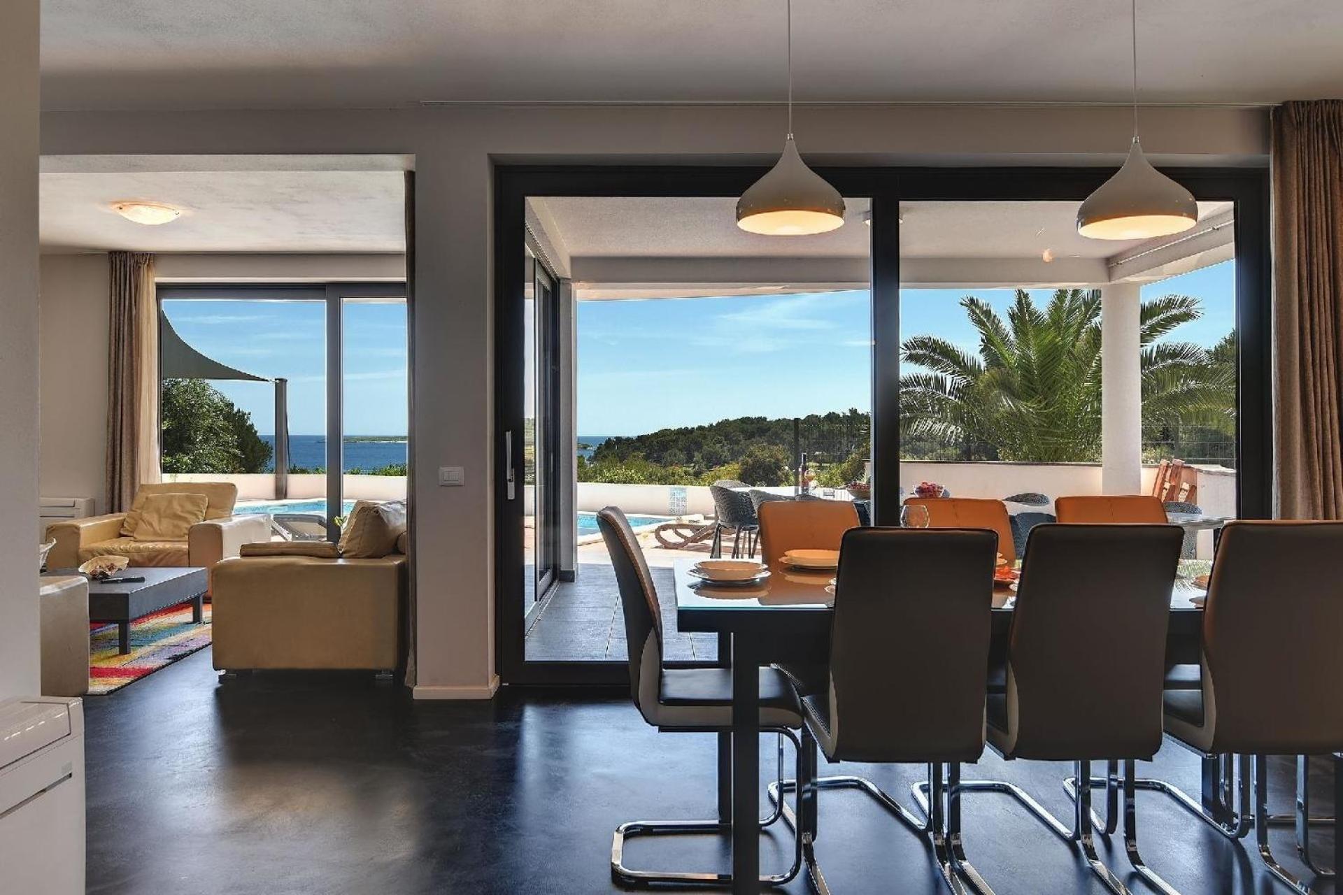 Luxusvilla Sunrise Premantur mit Pool