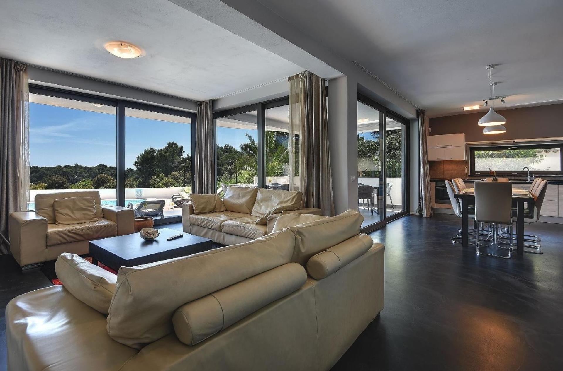 Luxusvilla Sunrise Premantur mit Pool
