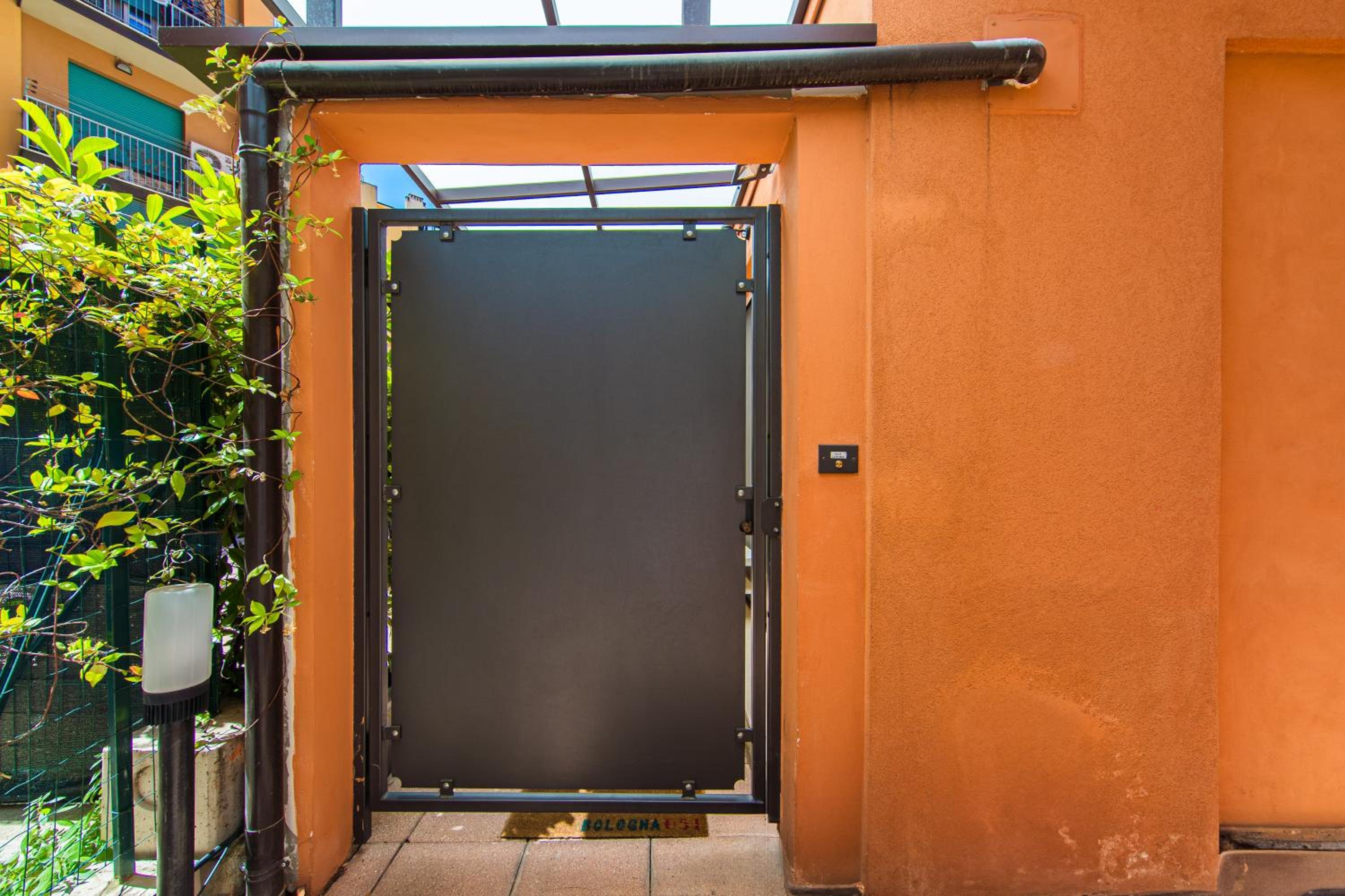 Nettuno Apartment - Private Garden in Bologna Center