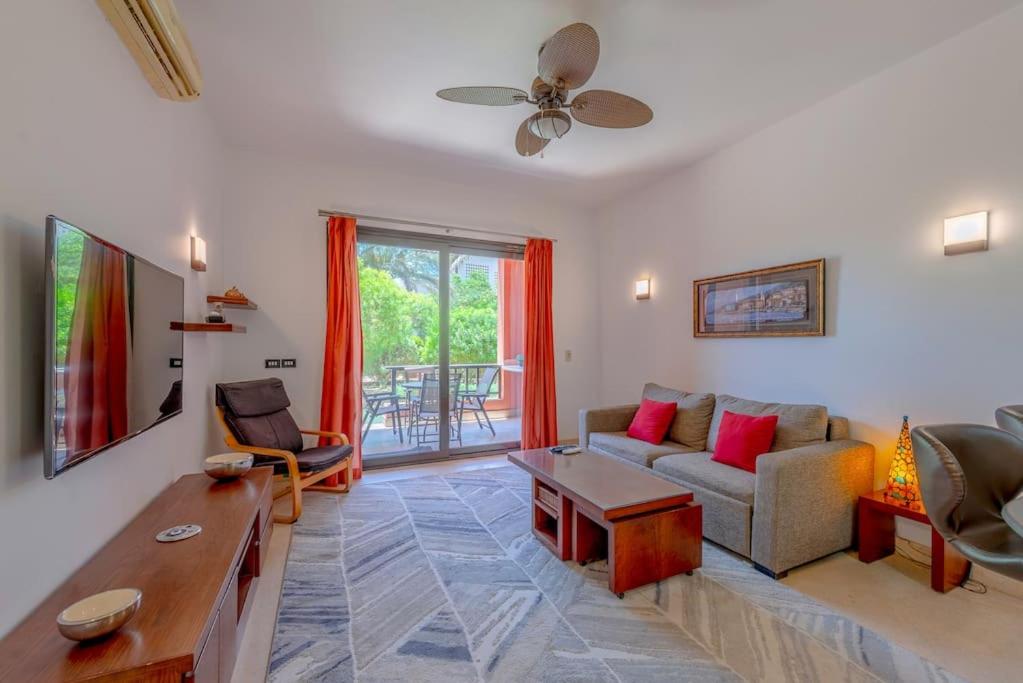 Beautiful apartment with terrace to the pool