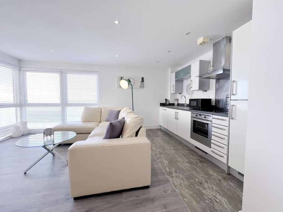 Stylish Seaview One-Bedroom APT view 2