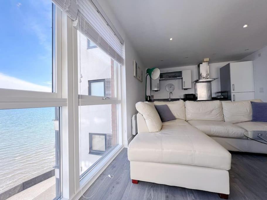 Stylish Seaview One-Bedroom APT view 3