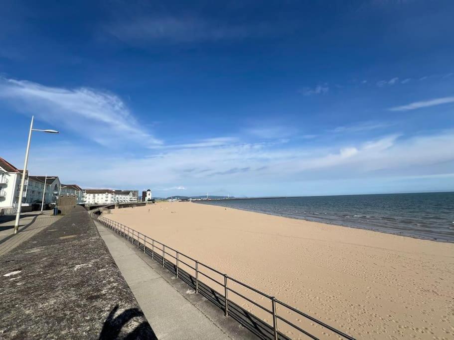 Stylish Seaview One-Bedroom APT view 4
