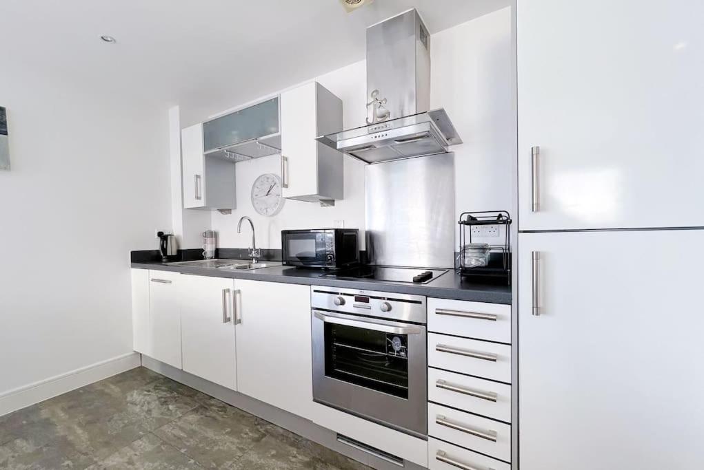Stylish Seaview One-Bedroom APT view 5
