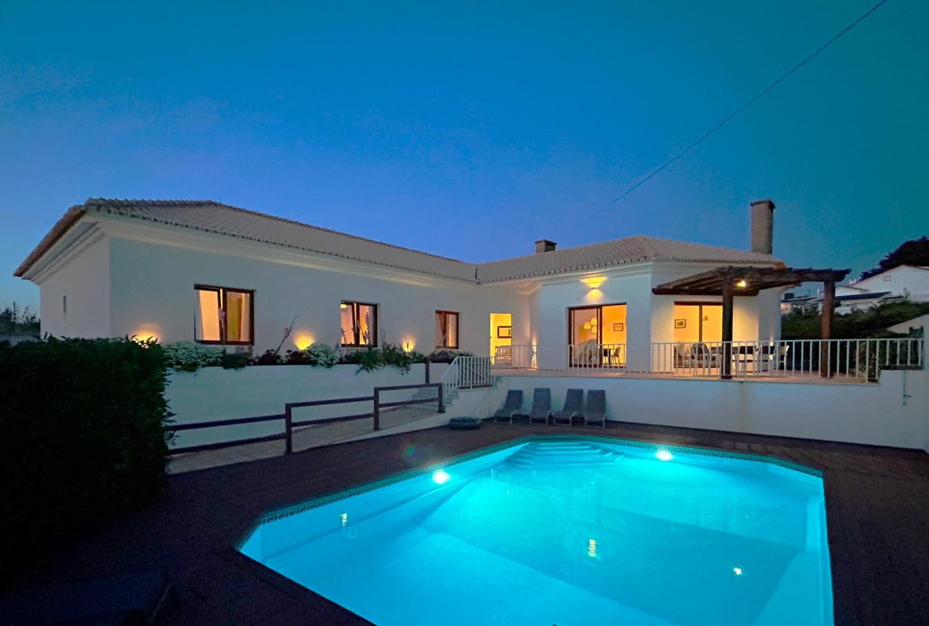 Family beach house, sea view, pool, Colares near Sintra