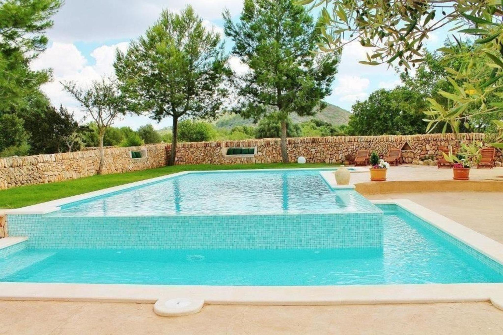 Großzügige Ferienvilla mit großem Pool im Garten und moderner Ausstattung