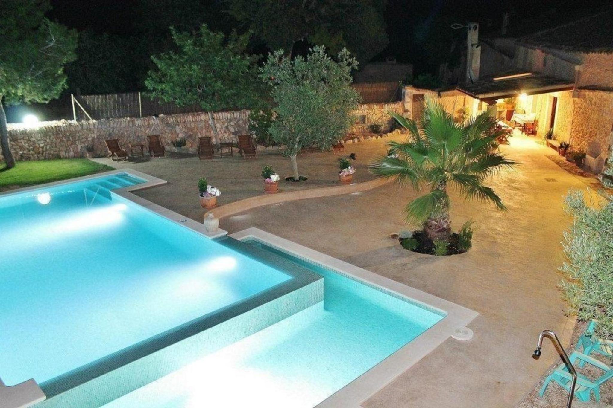 Großzügige Ferienvilla mit großem Pool im Garten und moderner Ausstattung