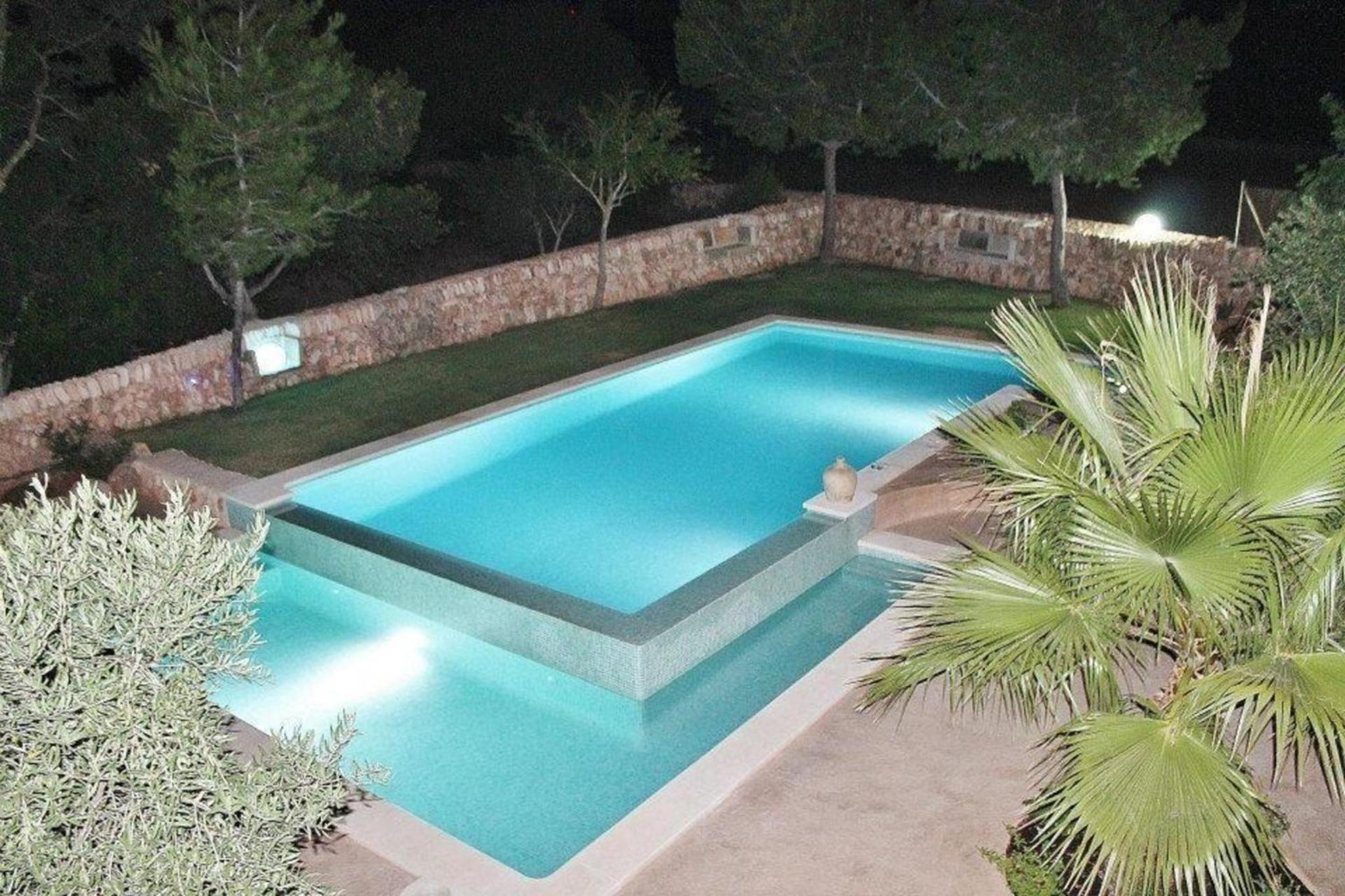 Großzügige Ferienvilla mit großem Pool im Garten und moderner Ausstattung