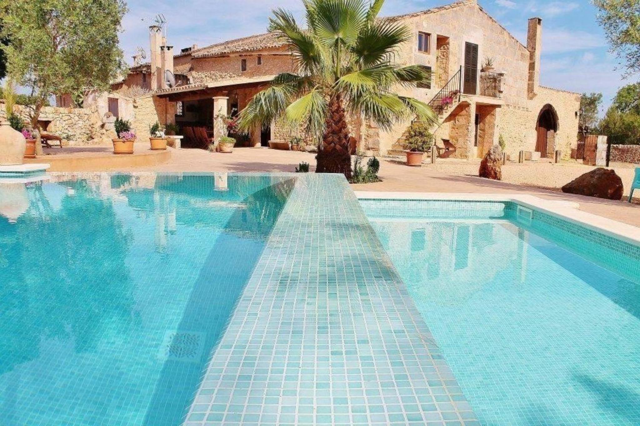 Großzügige Ferienvilla mit großem Pool im Garten und moderner Ausstattung