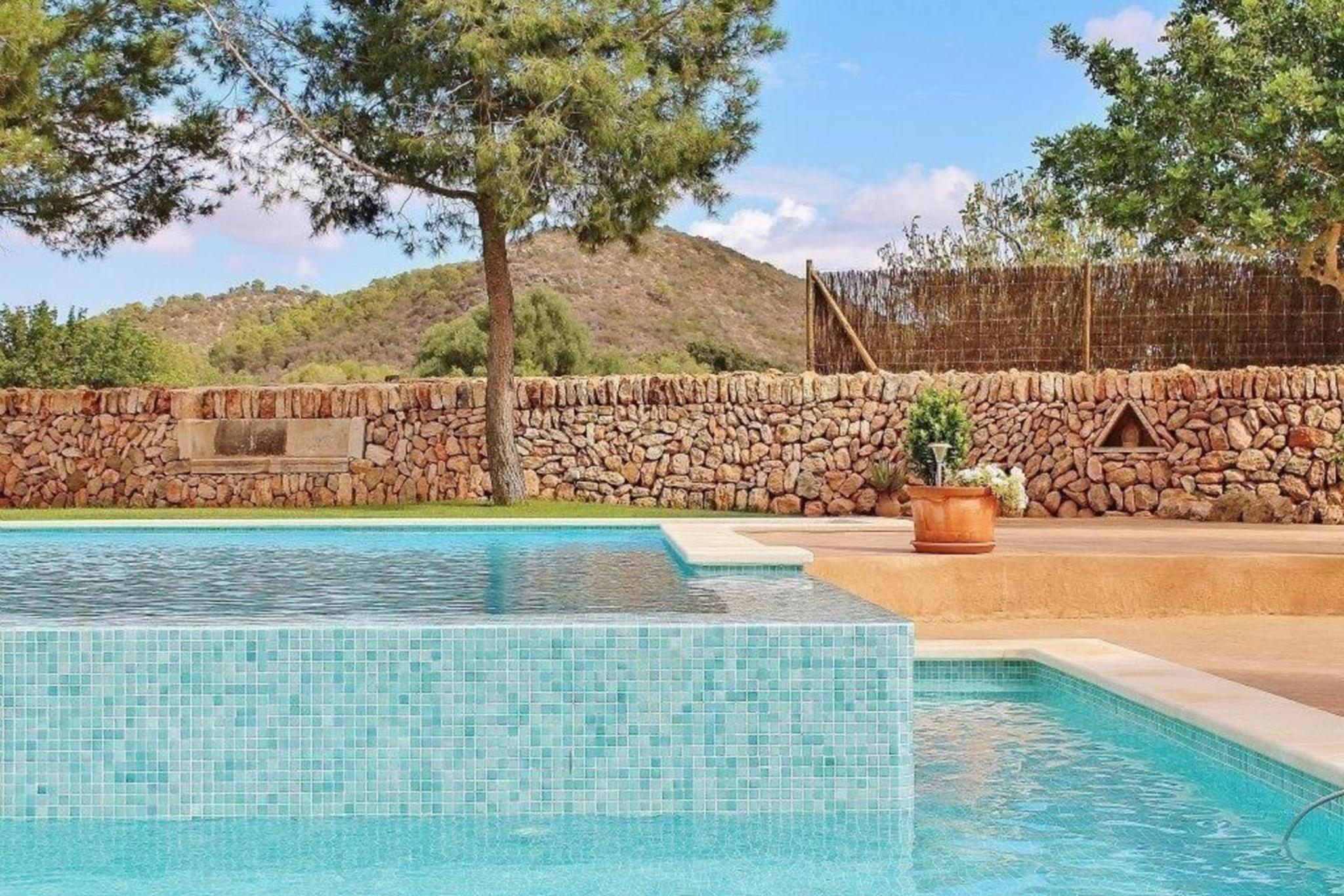 Großzügige Ferienvilla mit großem Pool im Garten und moderner Ausstattung