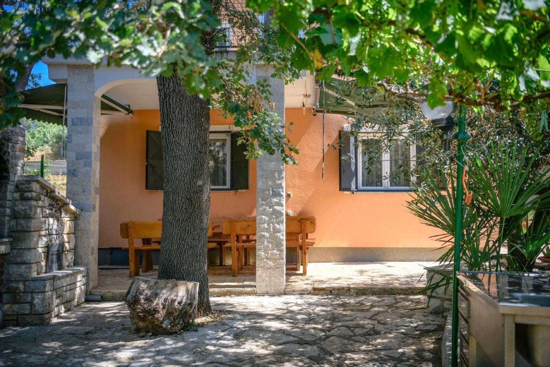 Wunderschönes Ferienhaus in Pomer mit Garten view 3