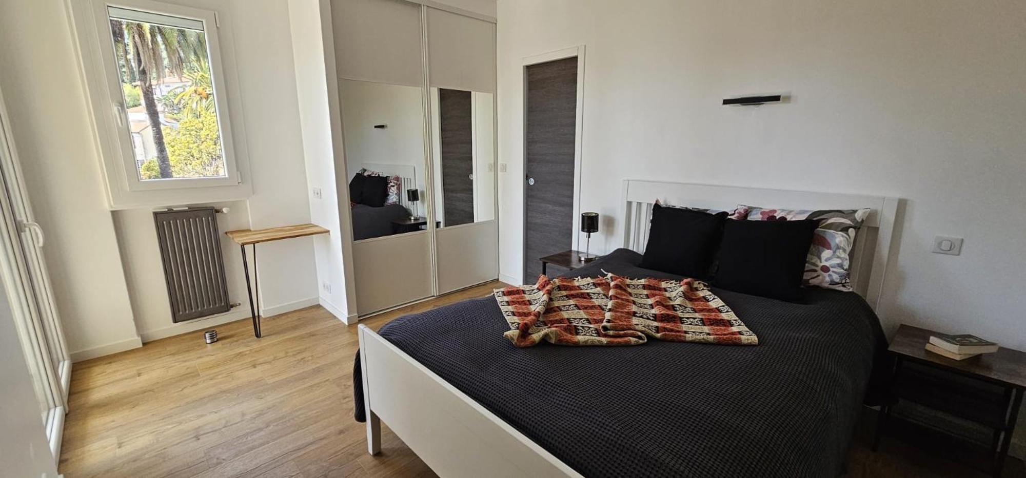 Cannes Sea View, by Beach, Private Room in Shared 3-Bedroom Apartment, Private Bathroom & Balcony,, Chambre avec salle de bain privative & balcon, chez l'h