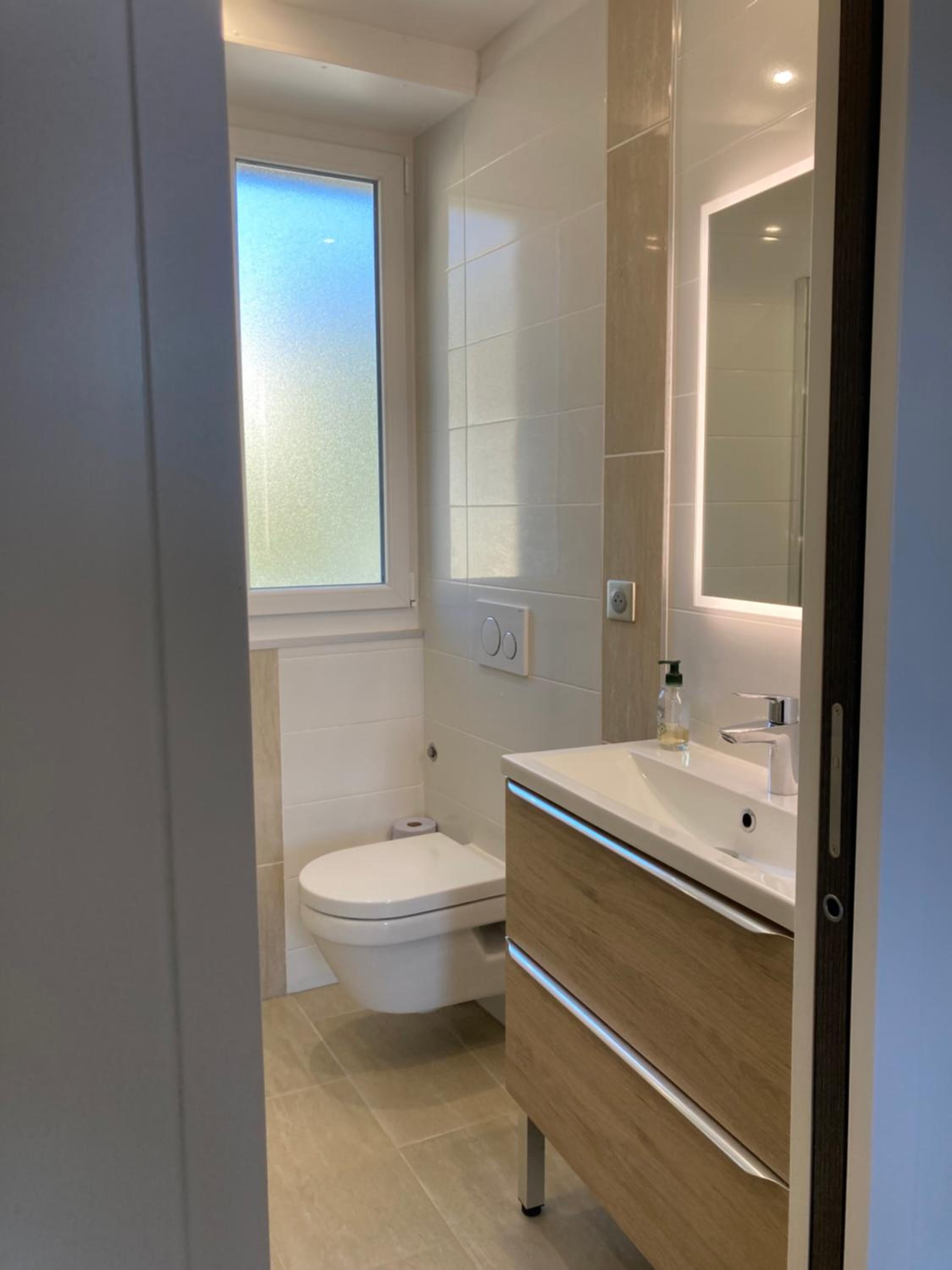Cannes Sea View, by Beach, Private Room in Shared 3-Bedroom Apartment, Private Bathroom & Balcony,, Chambre avec salle de bain privative & balcon, chez l'h