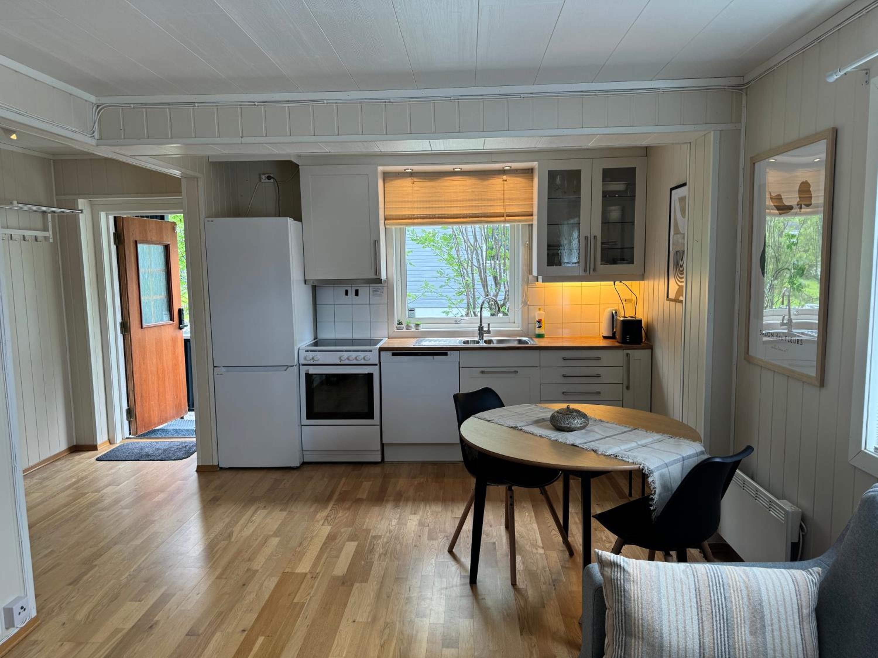 WALO APARTMENTS TROMSDALEN - Close to cable car and Arctic Cathedral, 10 min by bus to city centre, Free parking view 2
