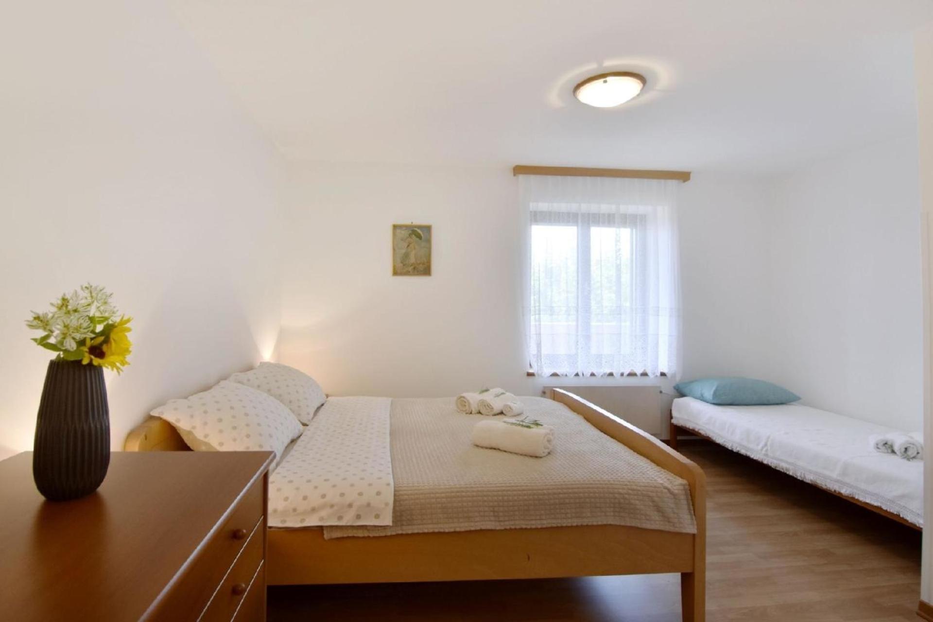 Große Wohnung in Babići mit Garten und Terrasse view 5